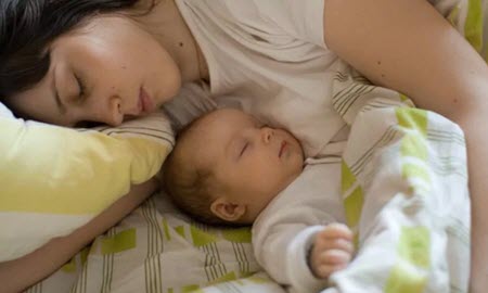 co sleeping with newborn baby