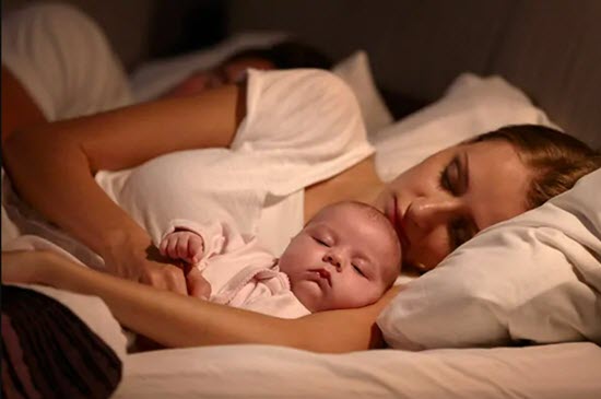 newborn baby co sleeping with mom